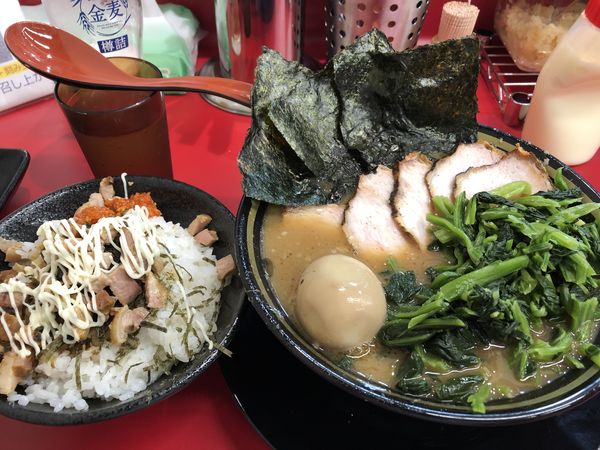 「チャーシューメン5枚青菜味玉賄い飯大盛」@IEKEI_TOKYO 王道家直系の写真