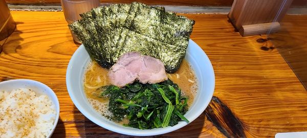 「ラーメン+海苔+ほうれん草」@横浜ラーメン 武蔵家 大井町店の写真