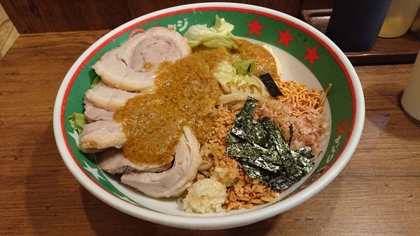 「冷やしまぜそば大＋豚三枚＋チーズ」@ジャンクガレッジ 大宮2号店の写真