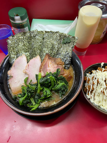 「チャーシューメン3枚中盛　限定豚肩ロース　海苔　青菜　固め多め」@家系ラーメン 王道家の写真