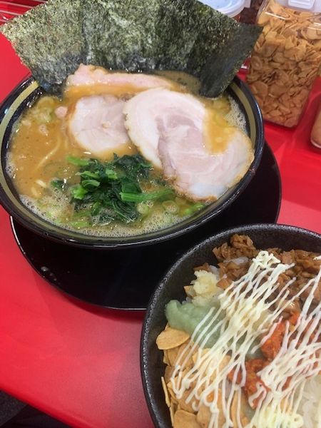 「ラーメン 700円　ライス100円　バラ50円×2」@IEKEI_TOKYO 王道家直系の写真