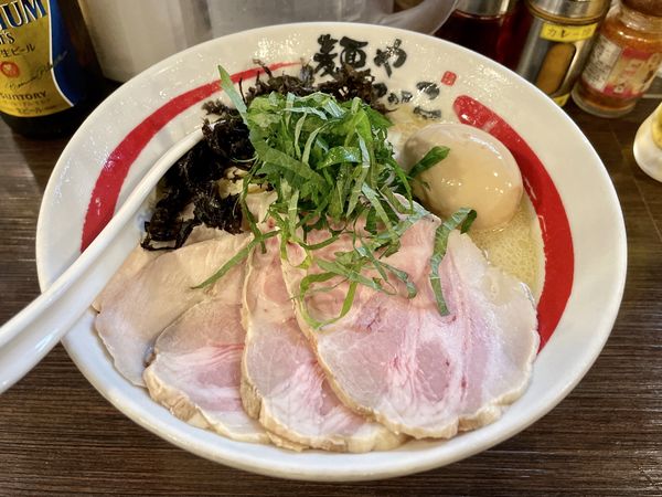 「サントリープレモル中瓶→冷やしらーめん 特製サバと大葉のそば」@麺や でこの写真