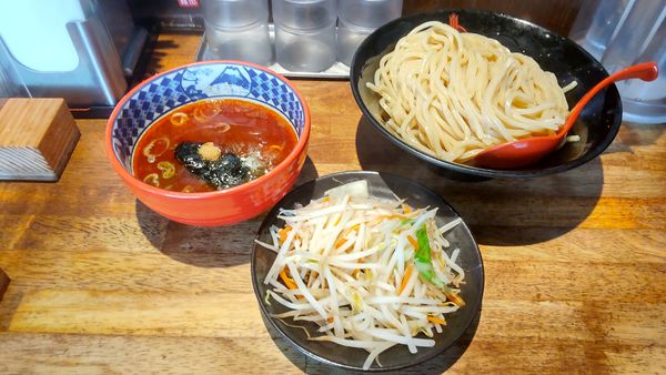 「辛つけめん大の野菜盛りランチ」@つけ麺専門店 三田製麺所 新宿西口店の写真