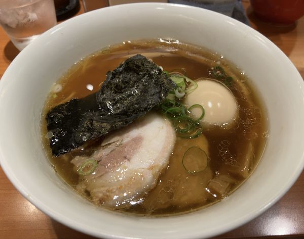 「名古屋コーチン玉子入り 醤油らぁ麺」@支那そばや 東京ラーメンストリート店の写真