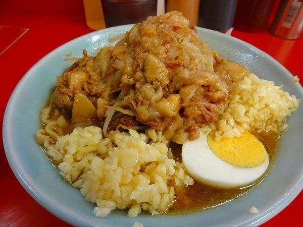 「富士丸ラーメン900円麺少な目生卵ちょい脂ニンニク多め」@ラーメン富士丸 東浦和店の写真