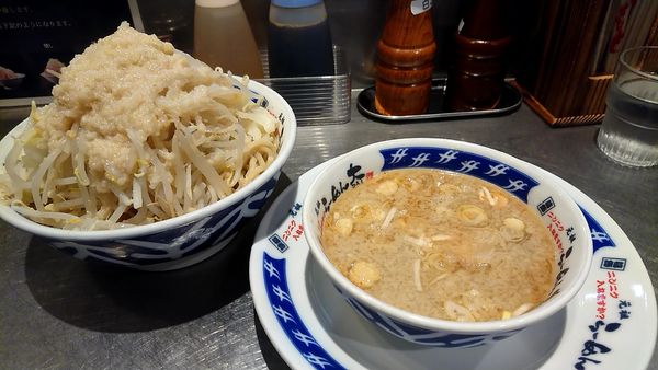 「つけめん(820円)中(100円)ニンニクヤサイ多めアブラ」@らーめん大 蕨店の写真