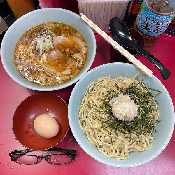 「小ラーメン ぶた2枚・つけ麺・ツナたまぶっかけぽん酢・生卵」@ラーメン二郎 中山駅前店の写真