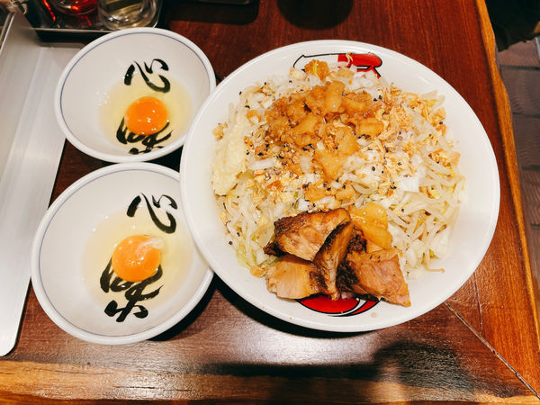 「汁無しそば特」@ラーメン 雷 東京本丸店の写真