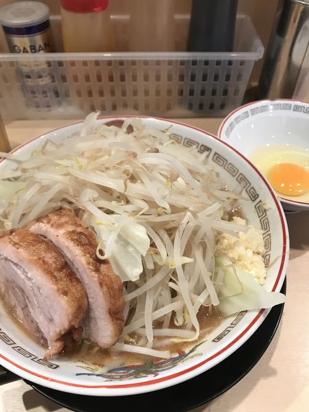 「小、ニンニク、生卵」@豚山 中野店の写真