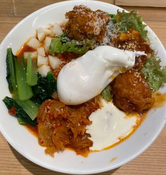 「【限定】旨辛ヤンニョムチキンのビビントマト冷麺　９５０円」@太陽のトマト麺 元住吉支店の写真