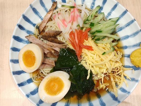 「冷やし中華（中盛）＋味玉」@肉厚わんたん麺と手作り焼売 ら麺亭 浅草支店の写真