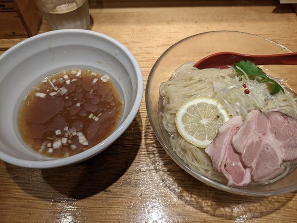 「しじみ貝の冷たい昆布水つけ麺950円」@焼きあご塩らー麺 たかはし 新宿本店の写真