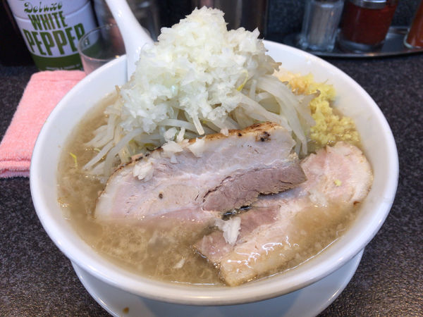 「正油 豚2枚(太麺、刻み玉ネギ、ニンニク、ショウガ) 780円」@らうめん さぶ郎の写真