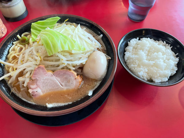 「野菜ラーメン中盛　ライス　味玉」@家系ラーメン 熊田家の写真