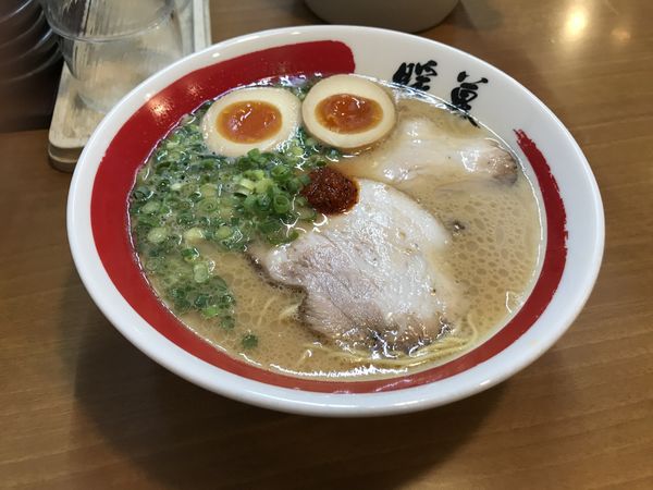 「味玉とんこつラーメン　超カタ」@暖暮 太宰府駅前店の写真