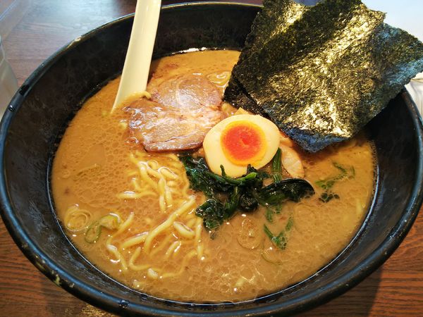「ラーメン ※硬め (麺大盛り)」@究極ラーメン 横濱家 高尾店の写真