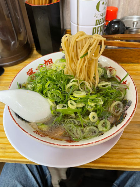 「ラーメン 780円＋九条ねぎ増し 50円」@本家 第一旭 新宿店の写真