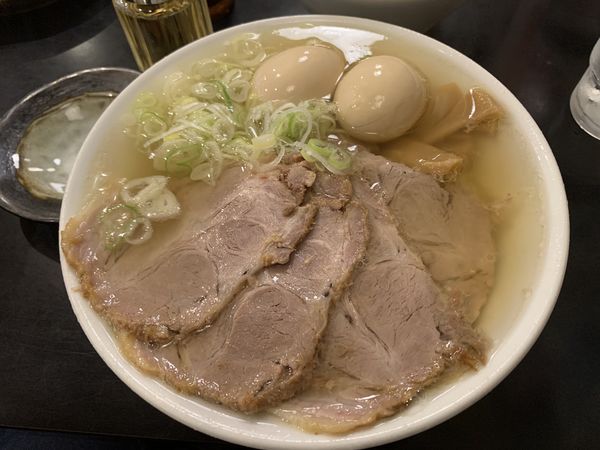 「チャーシュー麺(しお) ※味玉×2トッピング」@らーめん 竹三の写真