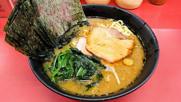 「ラーメン(味濃いめ･麺硬め)+海苔･ネギ」@ラーメン杉田家の写真