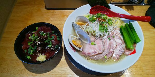 「チャーシュー塩らーめん+大盛+鰹漬け丼」@ウミのチカラの写真