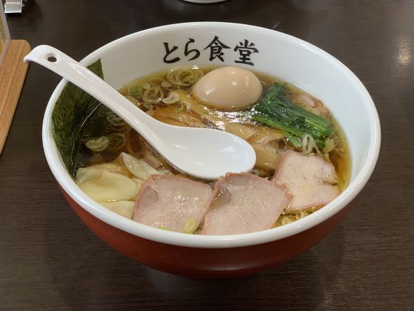 「焼豚ワンタン麺　※半熟煮卵トッピング」@とら食堂の写真