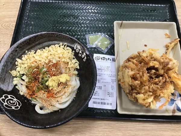 「おろししょうゆ小・冷やし240円、野菜かき揚げ150円」@はなまるうどん モラージュ柏店の写真