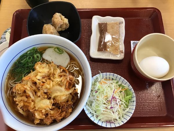 「朝かき揚げそば400円ハーフサラダ50円卵30円竜田揚80円」@なか卯 天王台駅前店の写真
