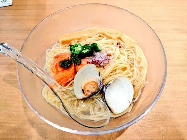 「【限定】浅蜊と蛤の冷やしサーモンミキュイのせ」@金目鯛らぁ麺 鳳仙花 横浜店の写真