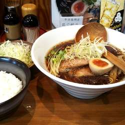 醤油ブラック(780円)味玉(50円)ネギ(110円)