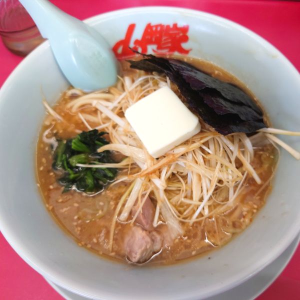 「味噌ネギラーメン770円　バター＝LINEクーポン」@ラーメン山岡家 伊勢崎宮子店の写真