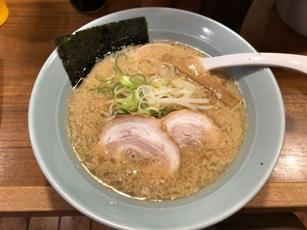 「らーめん：太麺（背脂醤油）半麺こってりで 780円」@麺通の写真