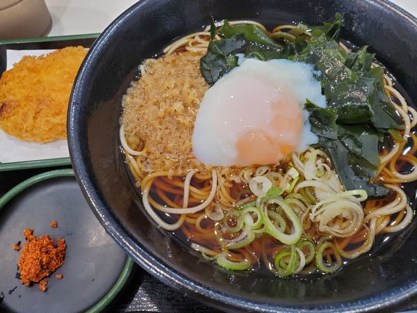 「朝そば・玉子(温玉)・わかめ変更・温」@ゆで太郎 関内羽衣町店の写真