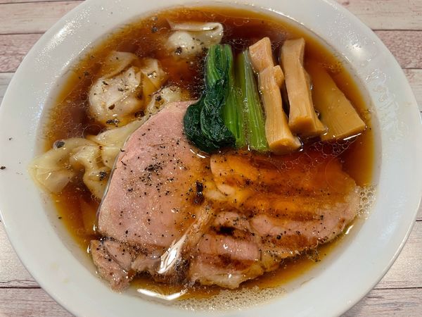 「鴨雲呑中華そば黒(900円)」@世田谷中華そば 祖師谷七丁目食堂の写真