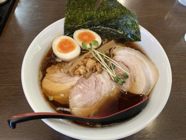 「黒醤油ラーメン中盛・細麵」@らーめん一芯の写真