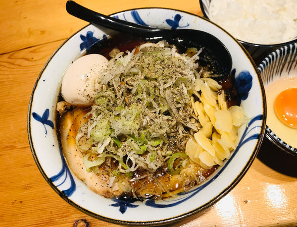 「【限定】特製大衡ブラック(にんにく有り)＋半ライス」@麺ハウス こもれ美の写真