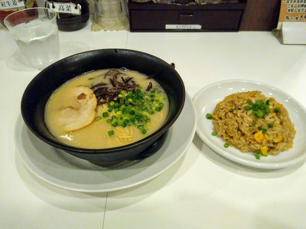 「白とんこつラーメン 670円 半チャーハンセット 180円」@ラーメン処 そうじゃ屋の写真