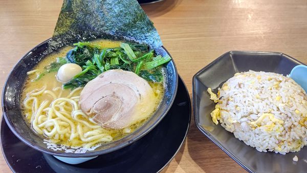 「チャーハンセット（醤油）+ほうれん草」@町田商店 由比ヶ浜店の写真