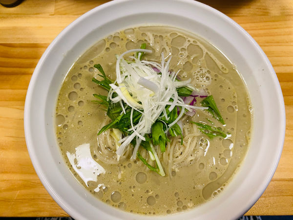 「【限定】冷やし牡蠣らーめん900円」@煮干らーめん 紫乱の写真