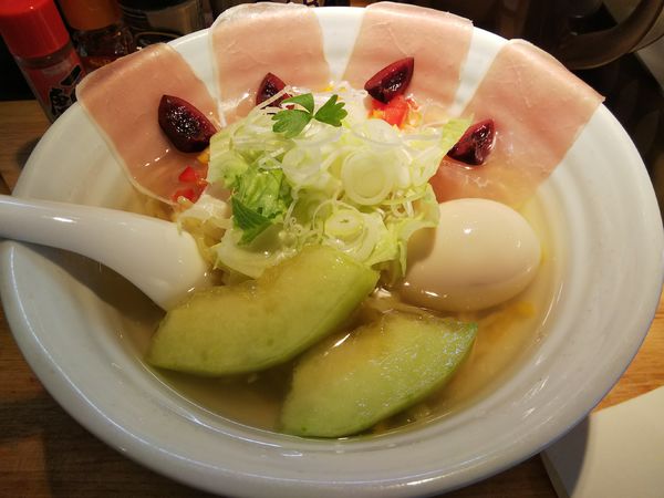 「【限定】生ハムとメロンのさっぱり冷やしラーメン」@らーめん 月の兎影の写真