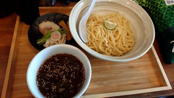 「冷やしにぼし醤油つけ麺(900円)」@らぁめん 麺彩家の写真