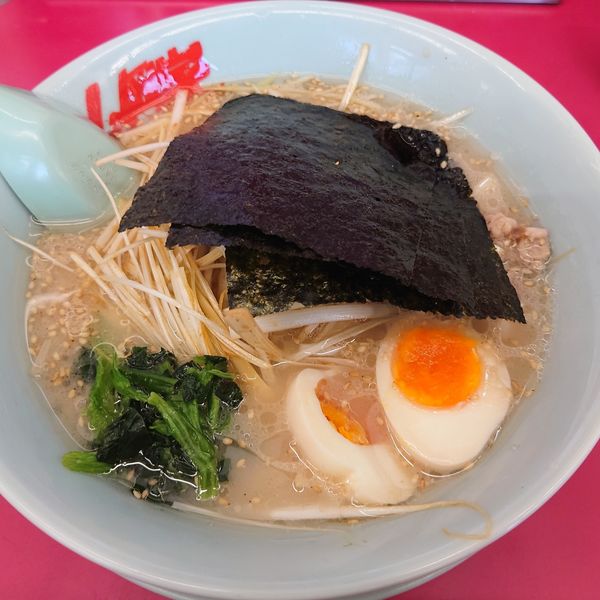 「ネギ塩ラーメン　770円　味玉＝JAF会員優待サービス」@ラーメン山岡家 伊勢崎宮子店の写真