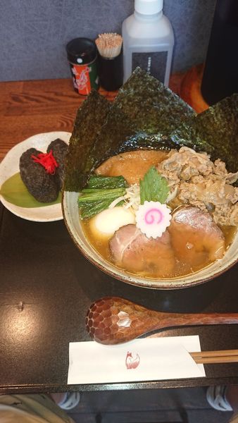 「特製中華そば1200＋黒炭稲荷寿司250」@中華蕎麦 きつねの写真