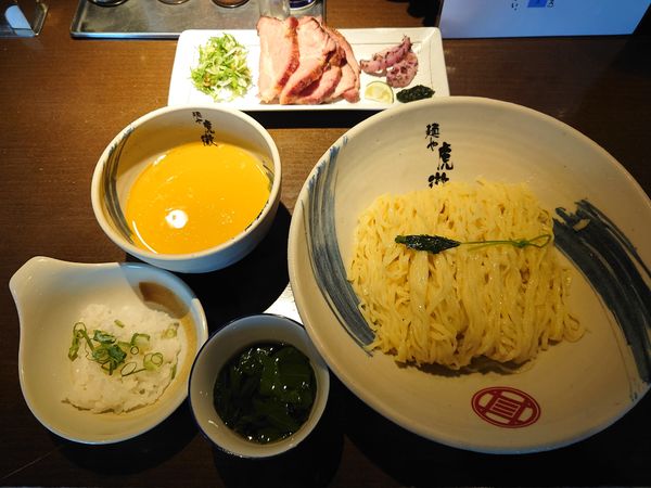 「【夏季限定】薬涼潮つけ麺（大盛）950円＋窯焼きチャーシュー」@麺や 虎徹の写真