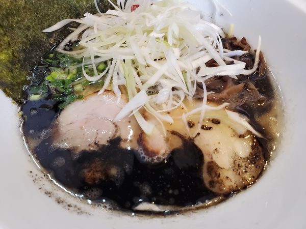 「焦がしにんにく黒ラーメン(細麺)」@麺や 小黒家の写真