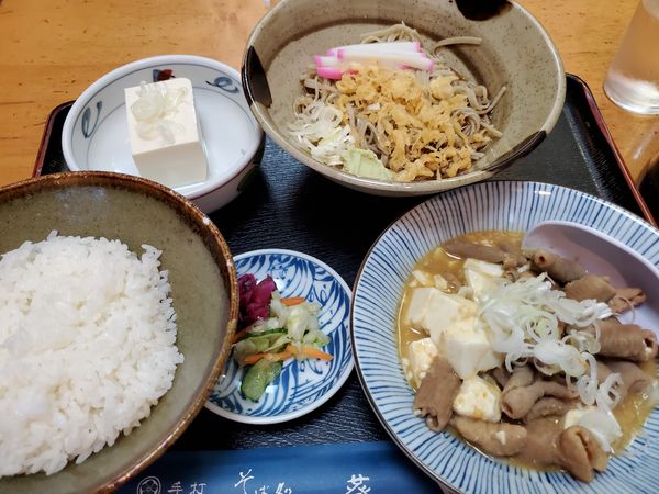 「もつ煮込みセット・冷」@そば処 葵の写真