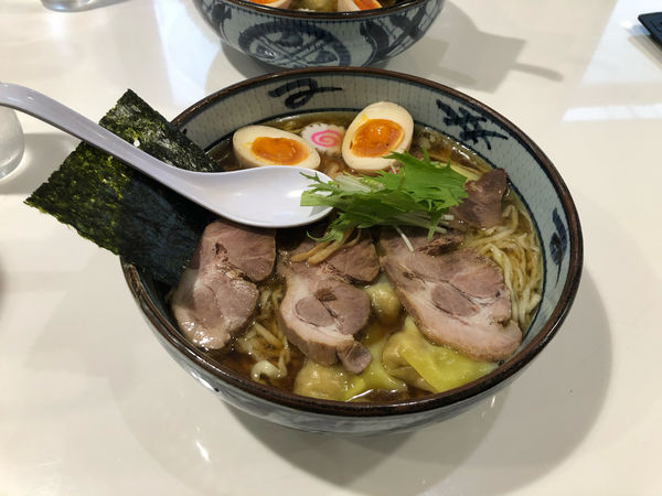 「手打ちチャーシューワンタン麺 + 大盛 + 半熟味玉子のせ」@手打ち中華そば 凌駕の写真