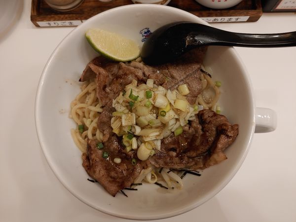 「黒毛和牛塩まぜそば」@ラーメン海鳴 JRゲートタワー店の写真