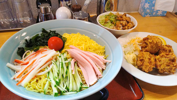 「限定/冷やし中華+特盛り+チャーシュー丼+唐揚げ」@優勝軒 狭山店の写真