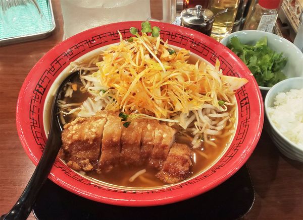 「排骨辛菜麵+パクチー+ライス」@万世麺店 新宿西口店の写真