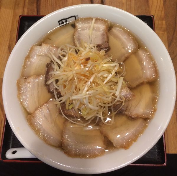 「ネギ焼豚ラーメン 大盛」@喜多方ラーメン坂内 新宿パークタワー店の写真